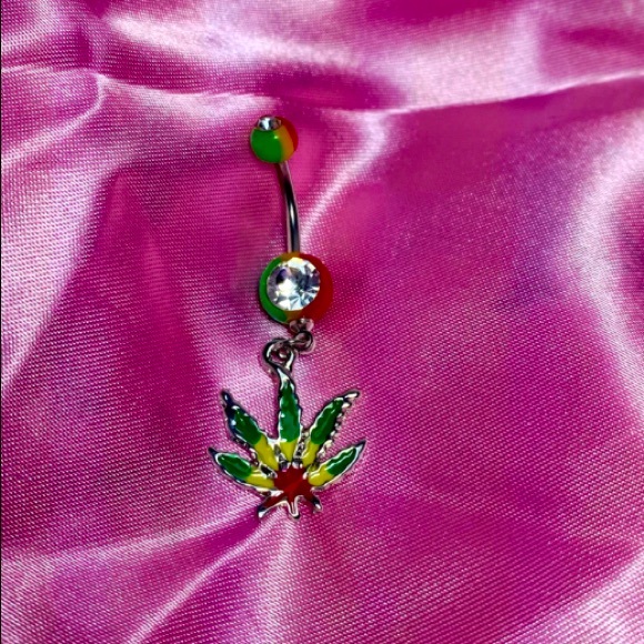 belly piercing - Picture 1 of 3